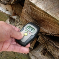 Digitální měřič vlhkosti dřeva