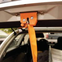 PES popruh, 25mmx2m, 125kg, drží uzavřený kufr auta, oranžový, s bezp. hákem