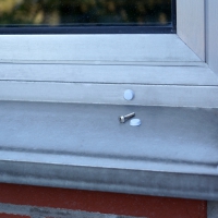 Okenní šroub nerezový A2 3,9x22 mm s krytkou šedá