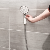 Přísavkový držák na sprchovou hlavici, 2 ks, bílý a šedý